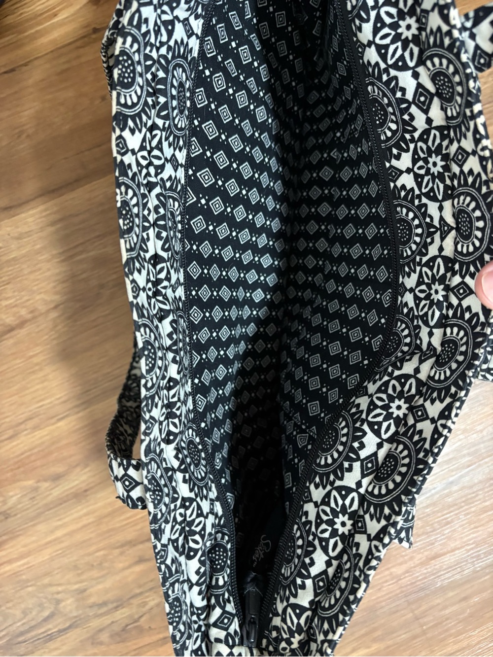 Quilted Floral Tote Bag - Black & White - Picture 5 of 5